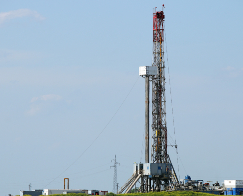 View Of A Tall Oil Drilling Machine